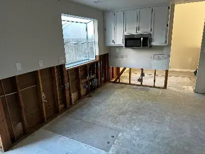Flood-cut drywall and bare floor ready for structural drying in a Lodi home